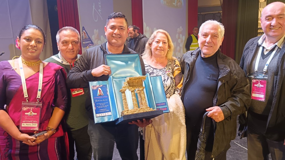 Il gruppo del Mexico vincitore del primo premio il Tempio d'oro del 87° Festival del Mandorlo in Fiore